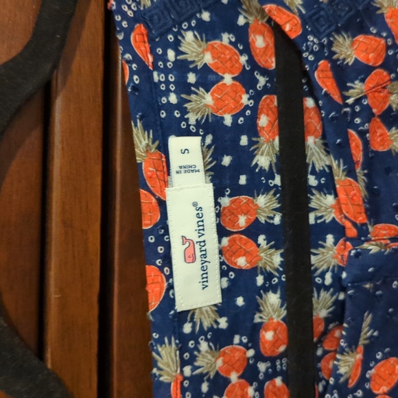Vineyard Vines pineapple top! - Picture 2 of 7